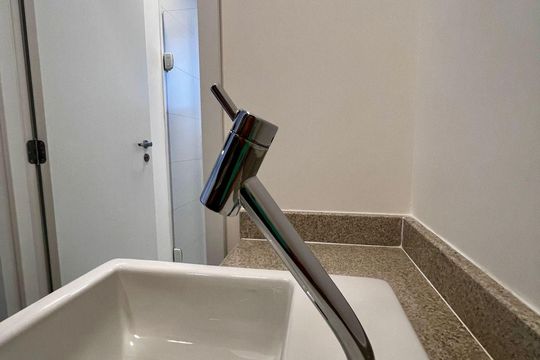 Banheiro - torneira de apartamento à venda com 1 quarto, 46m² em Centro, Campinas