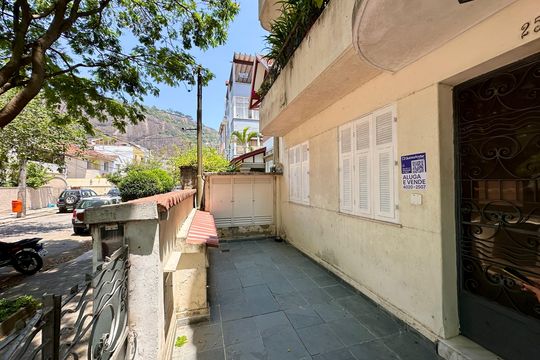 Plaquinha instalada de apartamento para alugar com 2 quartos, 65m² em Urca, Rio de Janeiro
