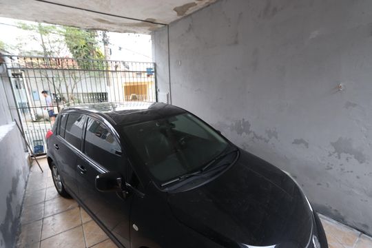 Garagem de casa à venda com 3 quartos, 134m² em Vila Tolstoi, São Paulo