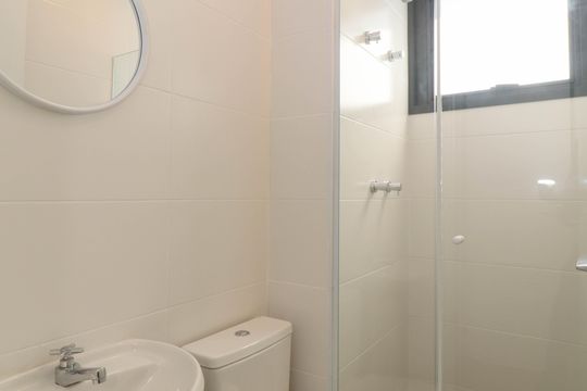 Banheiro de serviço de apartamento à venda com 3 quartos, 151m² em Jardim das Bandeiras, São Paulo