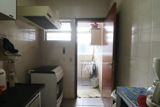 Cozinha de apartamento para alugar com 1 quarto, 46m² em Balneario Guarujá, Guarujá
