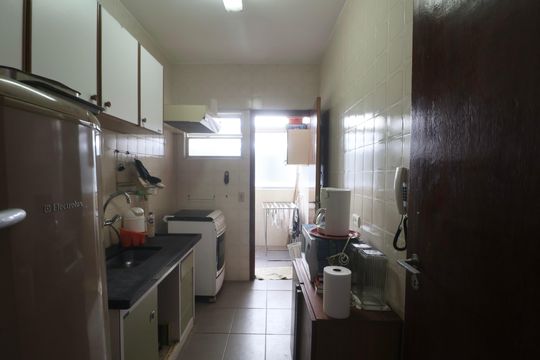 Cozinha de apartamento para alugar com 1 quarto, 46m² em Balneario Guarujá, Guarujá