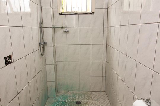 Banheiro de apartamento à venda com 2 quartos, 61m² em Medianeira, Porto Alegre