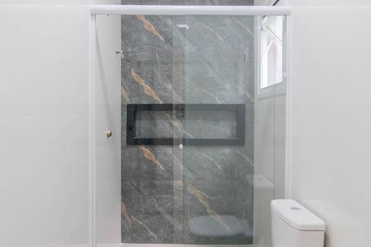 Banheiro da Suíte de casa de condomínio à venda com 3 quartos, 89m² em Cavalhada, Porto Alegre