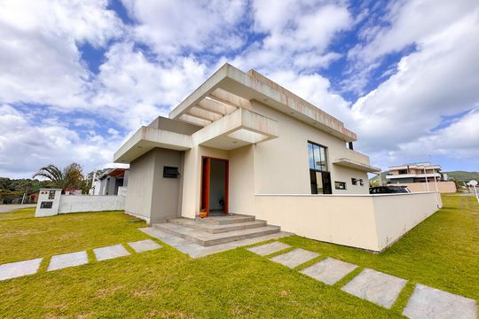 Fachada de casa de condomínio para alugar com 4 quartos, 186m² em São João do Rio Vermelho, Florianópolis