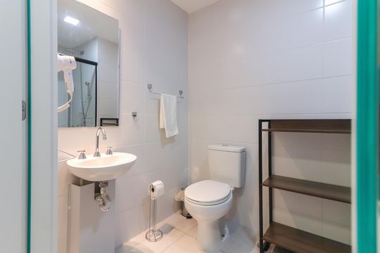 Banheiro de kitnet/studio para alugar com 1 quarto, 31m² em Butantã, São Paulo