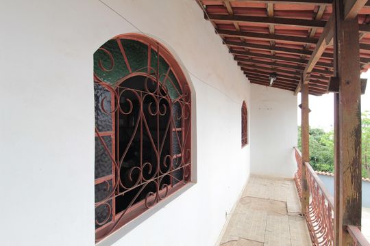 Varanda (Casa dos Fundos) de casa à venda com 8 quartos, 660m² em Céu Azul, Belo Horizonte