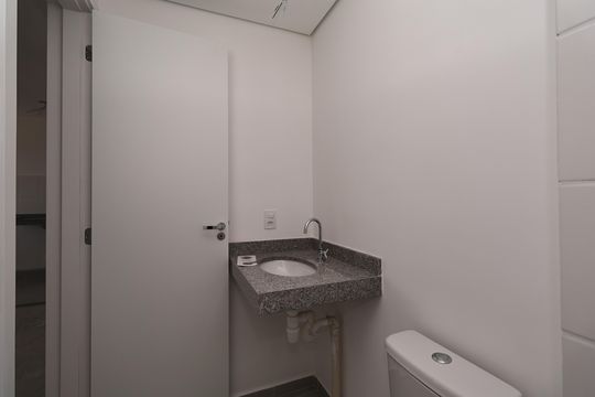 Banheiro de apartamento à venda com 2 quartos, 46m² em Vila Curuçá, Santo André