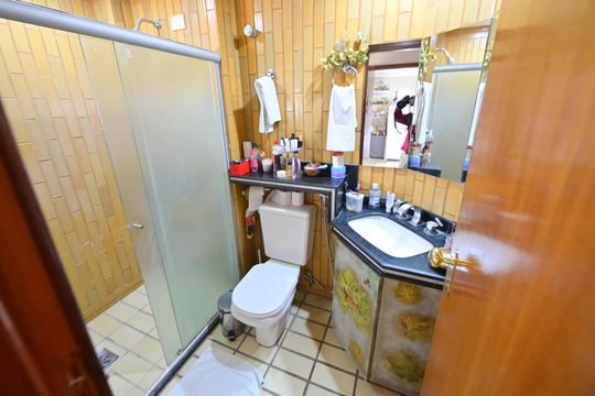 Banheiro da Suíte de casa de condomínio para alugar com 1 quarto, 44m² em Setor Oeste, Goiânia