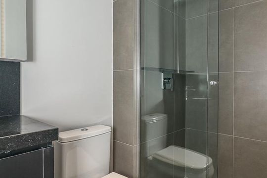 Banheiro de kitnet/studio à venda com 0 quarto, 26m² em Três Figueiras, Porto Alegre