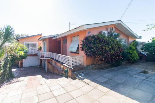 Fachada de casa à venda com 3 quartos, 120m² em Santa Tereza, Porto Alegre