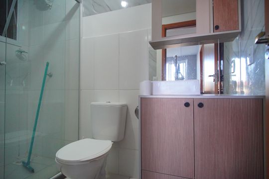Banheiro de apartamento à venda com 2 quartos, 55m² em Santo Afonso, Novo Hamburgo