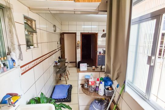Vista da Lavanderia para a cozinha  de apartamento para alugar com 3 quartos, 103m² em Olaria, Rio de Janeiro