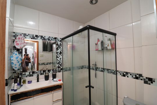 Banheiro de apartamento à venda com 2 quartos, 57m² em Tauá, Rio de Janeiro