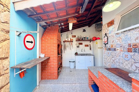 Quintal com churrasqueira e forno a lenha de casa à venda com 2 quartos, 150m² em Fazenda Grande, Jundiaí