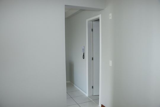 Corredor de apartamento para alugar com 2 quartos, 82m² em Parque Esplanada do Embu, Embu das Artes