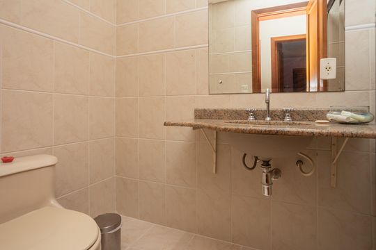 Banheiro de apartamento para alugar com 3 quartos, 180m² em São Sebastião, Porto Alegre