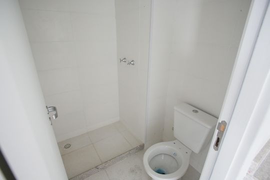 Banheiro de apartamento à venda com 2 quartos, 60m² em Taquara, Rio de Janeiro