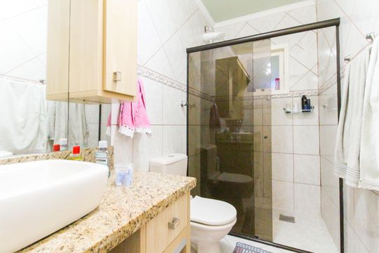 Banheiro de casa à venda com 4 quartos, 300m² em Harmonia, Canoas