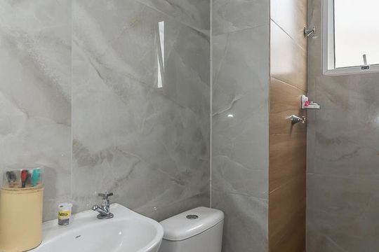 Banheiro de apartamento à venda com 2 quartos, 41m² em Passo das Pedras, Porto Alegre