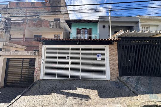 Fachada + plaquinha  de casa à venda com 3 quartos, 180m² em Vila Silvestre, Santo André