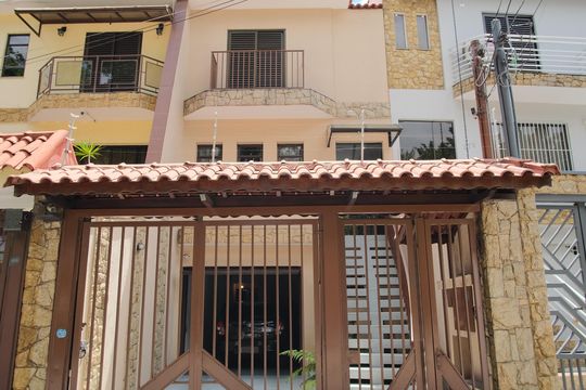 Fachada de casa à venda com 4 quartos, 252m² em Jardim Textil, São Paulo