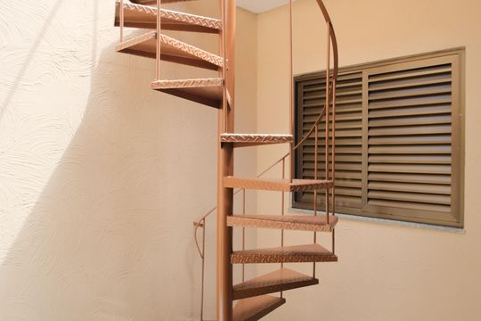 Escada para o terraço de casa à venda com 4 quartos, 252m² em Jardim Textil, São Paulo