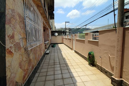 Quintal frente de casa à venda com 5 quartos, 171m² em Irajá, Rio de Janeiro