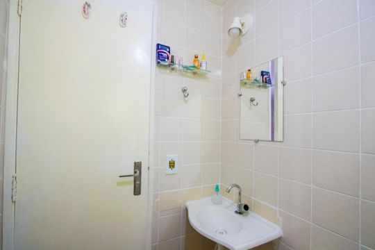 Banheiro de apartamento à venda com 2 quartos, 49m² em Cidade São Jorge, Santo André