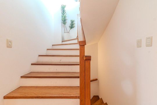 Escada de casa de condomínio para alugar com 3 quartos, 324m² em Três Figueiras, Porto Alegre