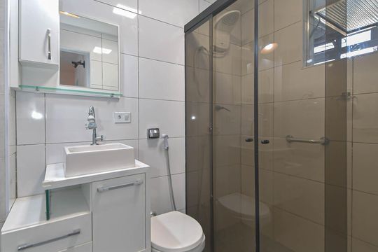 Banheiro de apartamento à venda com 2 quartos, 52m² em Jardim Aeroporto, São Paulo