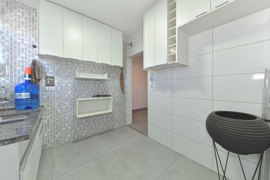 Cozinha de apartamento à venda com 2 quartos, 52m² em Jardim Aeroporto, São Paulo