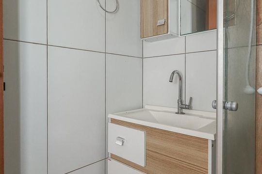 Banheiro de apartamento à venda com 2 quartos, 58m² em Mário Quintana, Porto Alegre