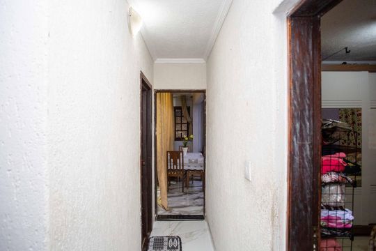 Corredor de casa à venda com 4 quartos, 250m² em Piraporinha, Diadema