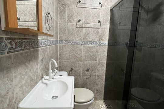 Banheiro de apartamento para alugar com 2 quartos, 55m² em Qe 40, Brasília