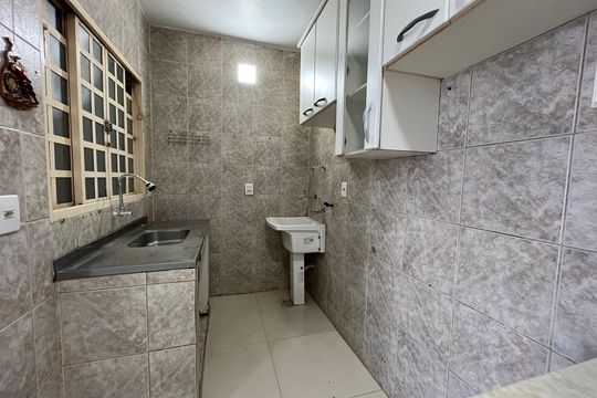 Cozinha de apartamento para alugar com 2 quartos, 55m² em Qe 40, Brasília