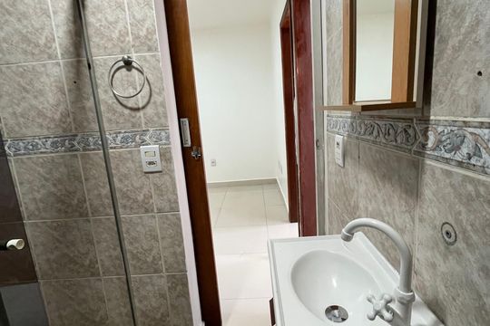 Banheiro de apartamento para alugar com 2 quartos, 55m² em Qe 40, Brasília
