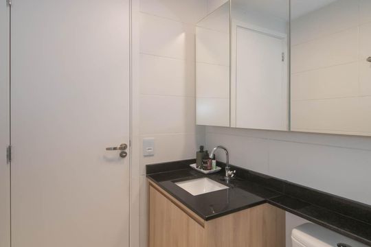 Banheiro de kitnet/studio à venda com 1 quarto, 27m² em Jardim das Acacias, São Paulo