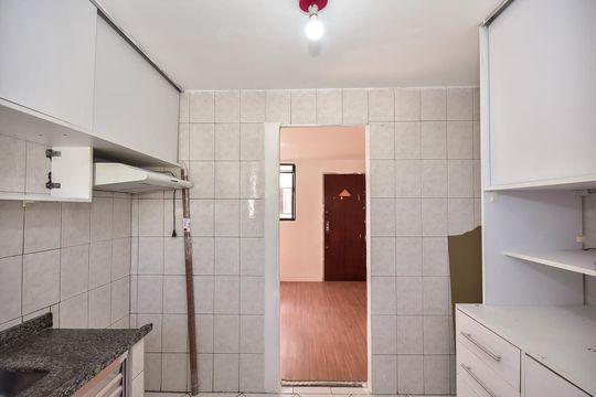 Cozinha de apartamento para alugar com 2 quartos, 51m² em Conjunto Promorar Raposo Tavares, São Paulo