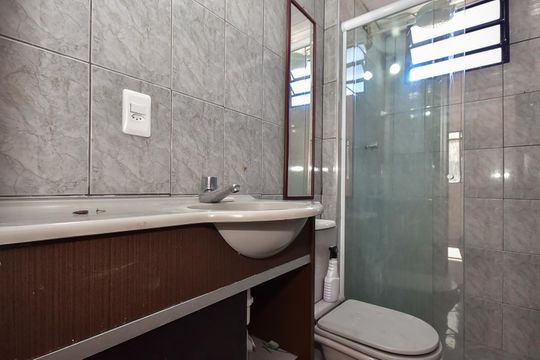 Banheiro de apartamento para alugar com 2 quartos, 51m² em Conjunto Promorar Raposo Tavares, São Paulo
