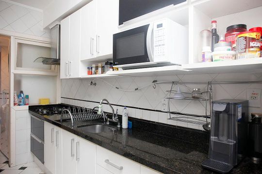 Cozinha + Área de Serviço de apartamento à venda com 3 quartos, 94m² em Azenha, Porto Alegre