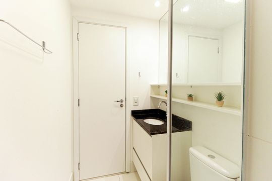 Banheiro de apartamento à venda com 1 quarto, 25m² em Indianópolis, São Paulo