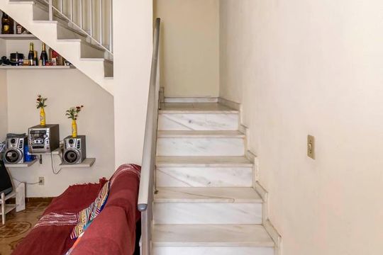Sala - Acesso ao 2º andar de casa de condomínio à venda com 3 quartos, 227m² em Irajá, Rio de Janeiro