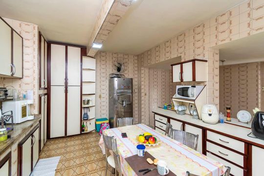 Cozinha de casa de condomínio à venda com 3 quartos, 227m² em Irajá, Rio de Janeiro