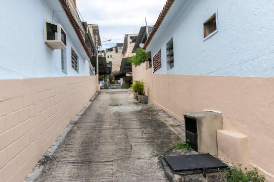 Área comum de acesso de casa de condomínio à venda com 3 quartos, 227m² em Irajá, Rio de Janeiro