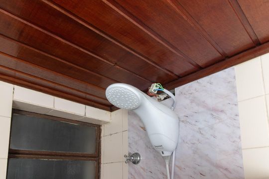 Banheiro de apartamento à venda com 2 quartos, 57m² em Vila Nova, Porto Alegre