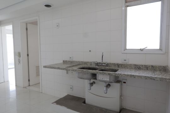 Cozinha de apartamento para alugar com 3 quartos, 121m² em Jardim Monte Kemel, São Paulo