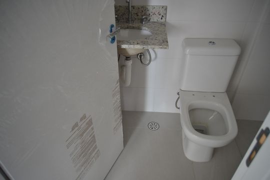 Banheiro Social de apartamento à venda com 2 quartos, 55m² em Parque das Nações, Santo André