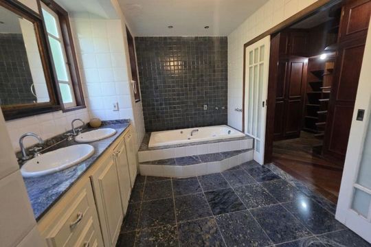 Casa à venda com 3 quartos, 520m² em Itaipu, Niterói