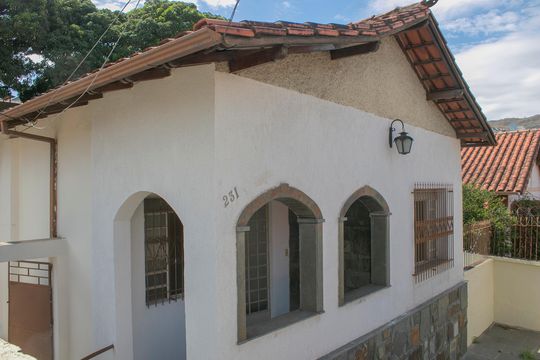 Casa à venda com 5 quartos, 360m² em Santa Efigênia, Belo Horizonte
